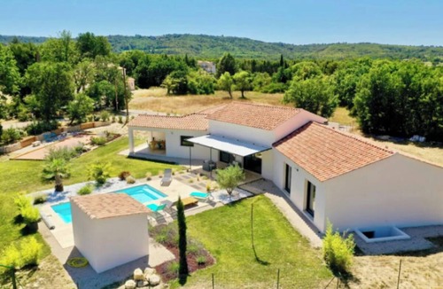 Le Puy-Sainte-Reparade Apartment | Modern Villa with Pool & Vineyard Views – Heart of Provence