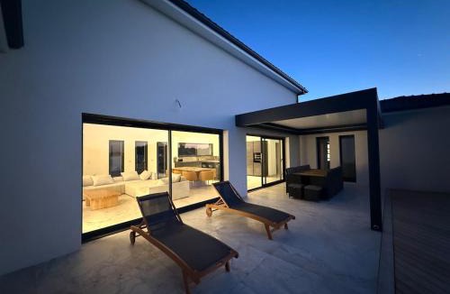 Saint-Laurent-des-Vignes Villa | Modern villa with private pool in Bergerac