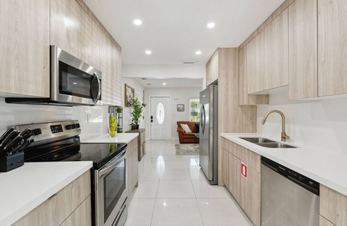 Oakland Park House | Modern Vacation Beach Home,Heated Pool, Tiki Hut & BBQ
