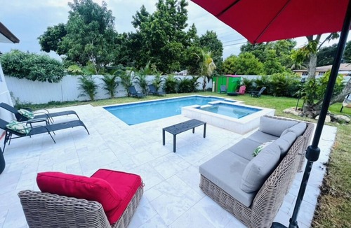 North Miami House | Modern Vacation Home with pool- Conveniently located to Restaurants & Beach