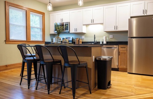 Rochester Apartment | Modern Vibes in the 19th Ward