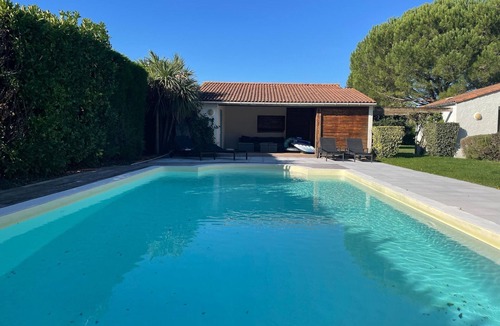 Brives-sur-Charente Villa | Modern Villa with Pool in Brives
