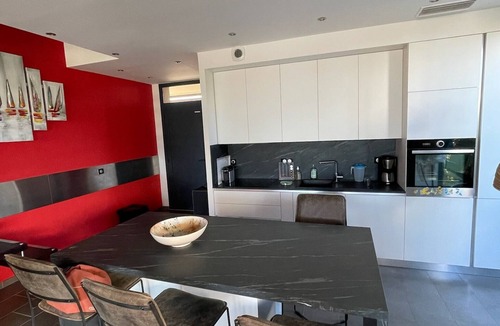 Sete House | Modern villa facing the sea, swimming pool and beach access