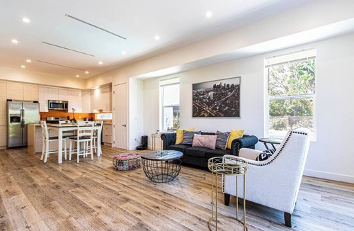 Canoga Park Villa | Modern Villa in West Hills