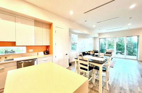 Canoga Park Villa | Modern Villa in West Hills