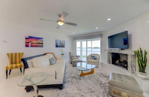 Gilbert House | Modern Villa - Lake Views