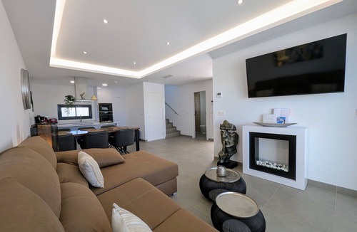 Los Montesinos House | Modern Villa 'R-40-C' with Private Pool, Wi-Fi, and Air Conditioning