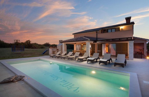 Martinski Villa | Modern Villa San Martino Heated Pool, Jacuzzi & Privacy