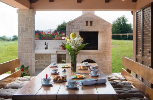 Martinski Villa | Modern Villa San Martino Heated Pool, Jacuzzi & Privacy