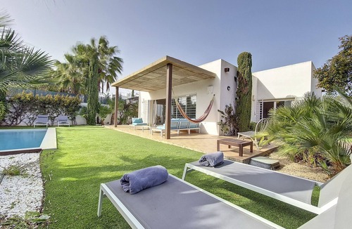 Mar de Cristal Villa | Modern villa with private pool and garden
