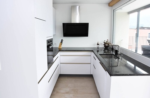 Wilen Apartment | Modern villa with stunning lake and mountain views