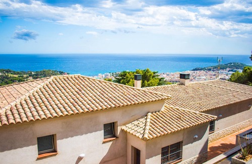 Lloret de Mar Cottage | Modern Villa with Private Pool and Sea View in Roca Grossa
