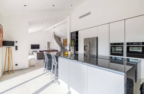 Mougins Apartment | Modern Villa with Heated Pool and Garden