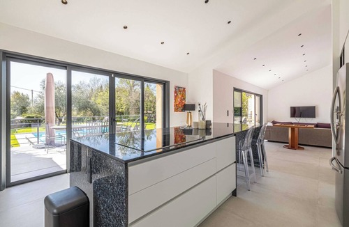 Mougins Apartment | Modern Villa with Heated Pool and Garden