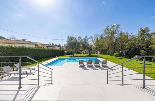 Mougins Apartment | Modern Villa with Heated Pool and Garden