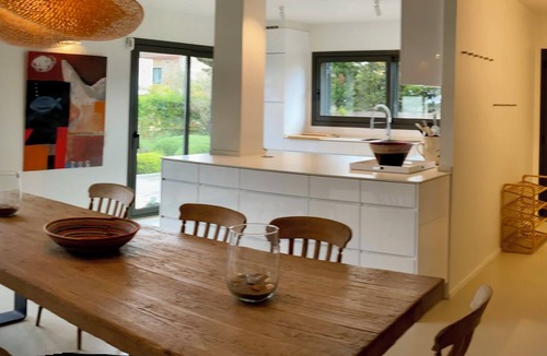 L'Escala Villa | Modern villa with private pool & garden, excellent location beach/historic.