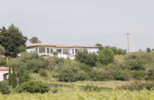 Azille Villa | Modern villa with private pool and jacuzzi