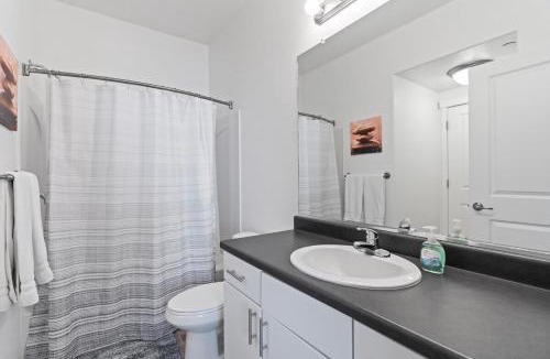 Draper House | Modern W Pool, Gym, HotTub, Golf, Pet Friendly
