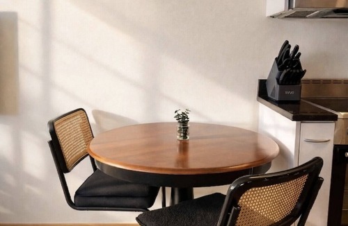 Fifth Ward Apartment | Modern Walker`s Point Studio with Gym and Balcony