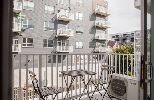 Fifth Ward Apartment | Modern Walker`s Point Studio with Gym and Balcony