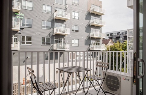 Fifth Ward Apartment | Modern Walker`s Point Studio with Gym and Balcony