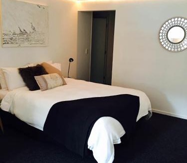 Leamington Apartment | Modern Wall