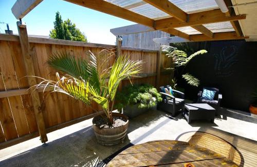 Leamington Apartment | Modern Wall