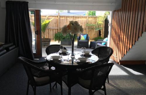 Leamington Apartment | Modern Wall