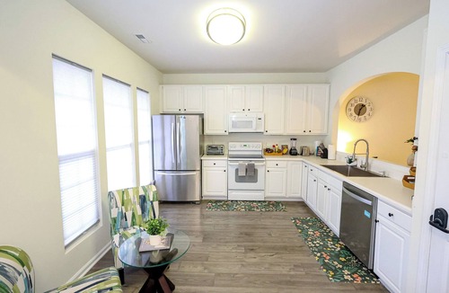 Breckenridge House | Modern Walnut House: Comfort King Bed PS4 Work Desk TVs RTP RDU