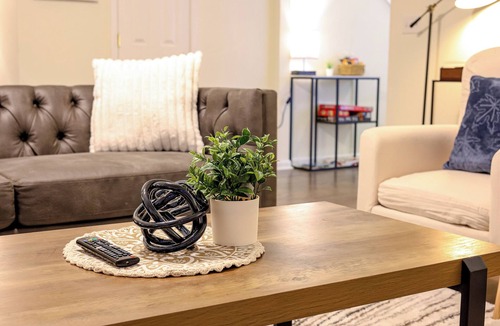 Breckenridge House | Modern Walnut House: Comfort King Bed PS4 Work Desk TVs RTP RDU