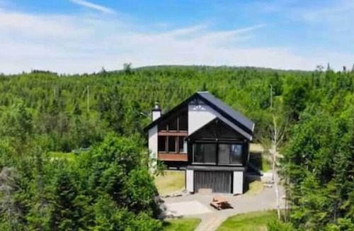 Riviere-a-Pierre Ski Chalet | Modern, warm and intimate chalet