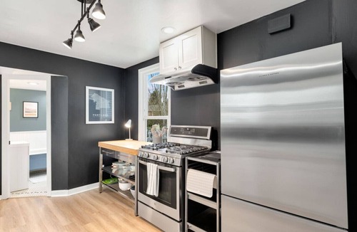 Ballard House | Modern & Warm City Oasis - Fire Pit