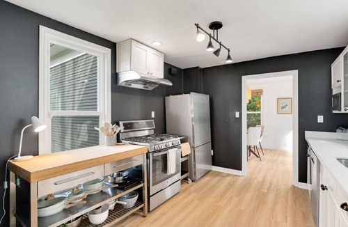 Ballard House | Modern & Warm City Oasis - Fire Pit