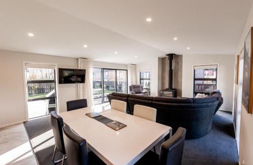 Hanmer Springs House | Modern Warm Table Tennis
