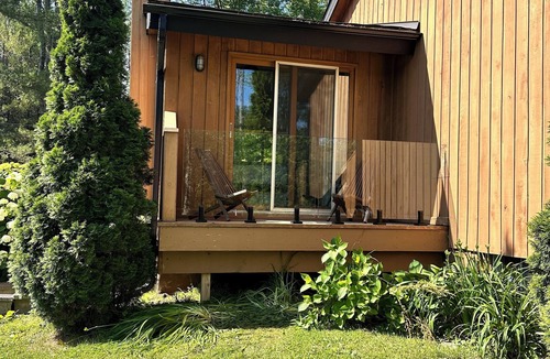 Severn Bridge Cottage | Modern Waterfront Cottage Retreat w/Sauna, games room, kayaks