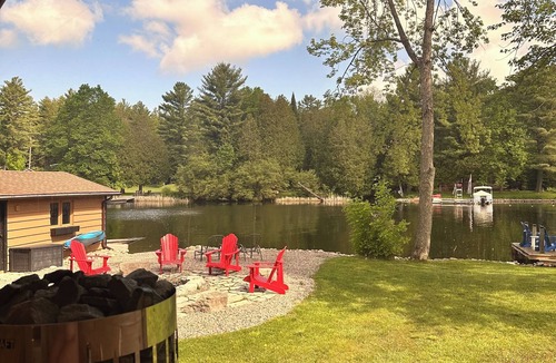 Severn Bridge Cottage | Modern Waterfront Cottage Retreat w/Sauna, games room, kayaks