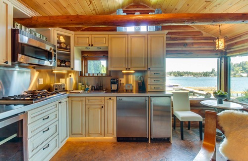 Medina Cottage | Modern waterfront log cabin for two in Seattle/Bellevue