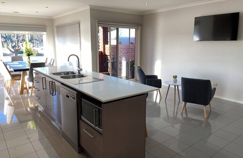 Mooroopna House | Modern waterfront luxury escape near Shepparton