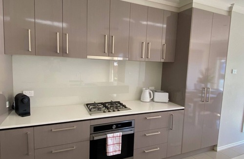 Mooroopna House | Modern waterfront luxury escape near Shepparton