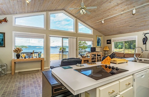 Lopez Island House | Modern waterfront home minutes from shopping, dining, & beaches