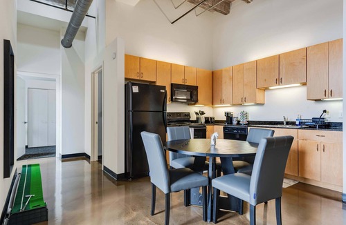 West Loop Apartment | Modern West Loop Gem-City Views & Prime Location 5