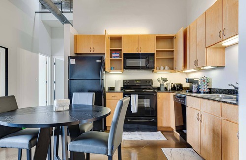 West Loop Apartment | Modern West Loop Gem-City Views & Prime Location 5