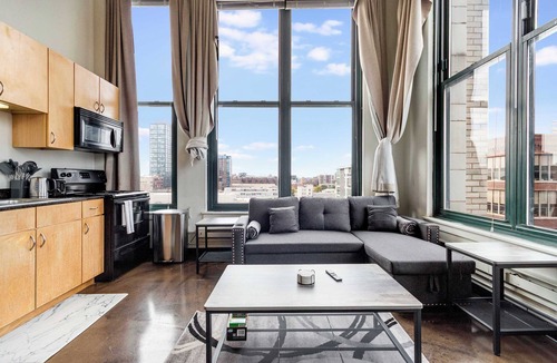 West Loop Apartment | Modern West Loop Gem-City Views & Prime Location 1