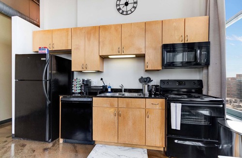 West Loop Apartment | Modern West Loop Gem-City Views & Prime Location 1