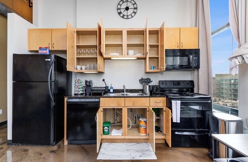 West Loop Apartment | Modern West Loop Gem-City Views & Prime Location 1
