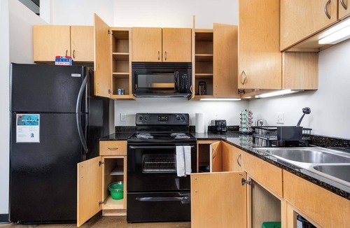 West Loop Apartment | Modern West Loop Gem-City Views & Prime Location 2