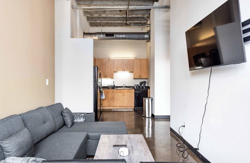 West Loop Apartment | Modern West Loop Gem-City Views & Prime Location 2