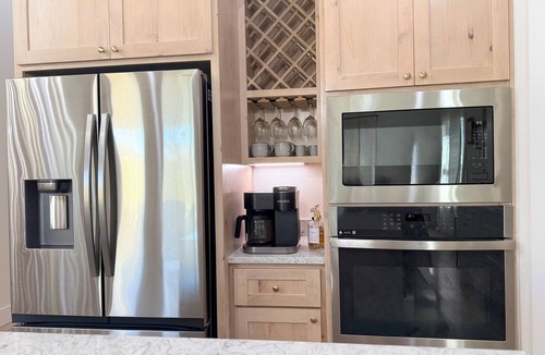 Fort Worth House | Modern Western Retreat -3 Min to Stockyards -EV Charger - Hot Tub -Pet friendly