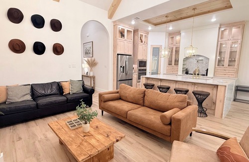 Fort Worth House | Modern Western Retreat -3 Min to Stockyards -EV Charger - Hot Tub -Pet friendly