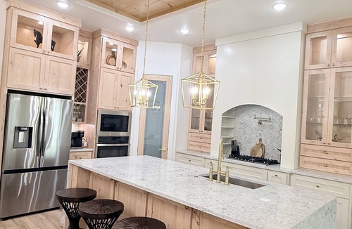 Fort Worth House | Modern Western Retreat -3 Min to Stockyards -EV Charger - Hot Tub -Pet friendly